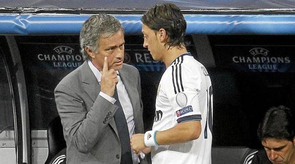 HLV Mourinho phản bác Ozil
